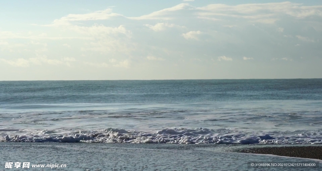 高清海浪冲击海滩美景