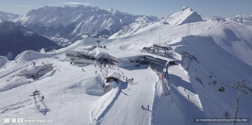 高清航拍雪山山顶美景