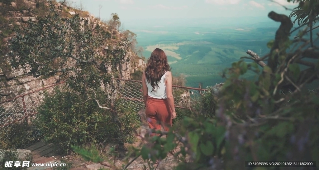 高清美女缓缓走向山边