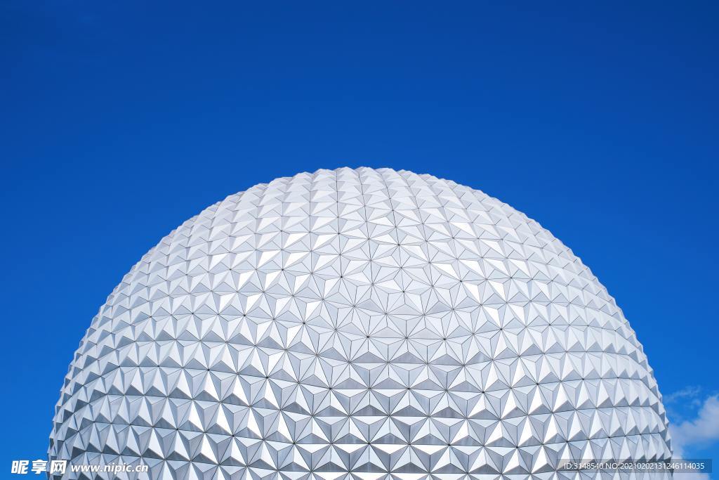 城市白色圆顶建筑