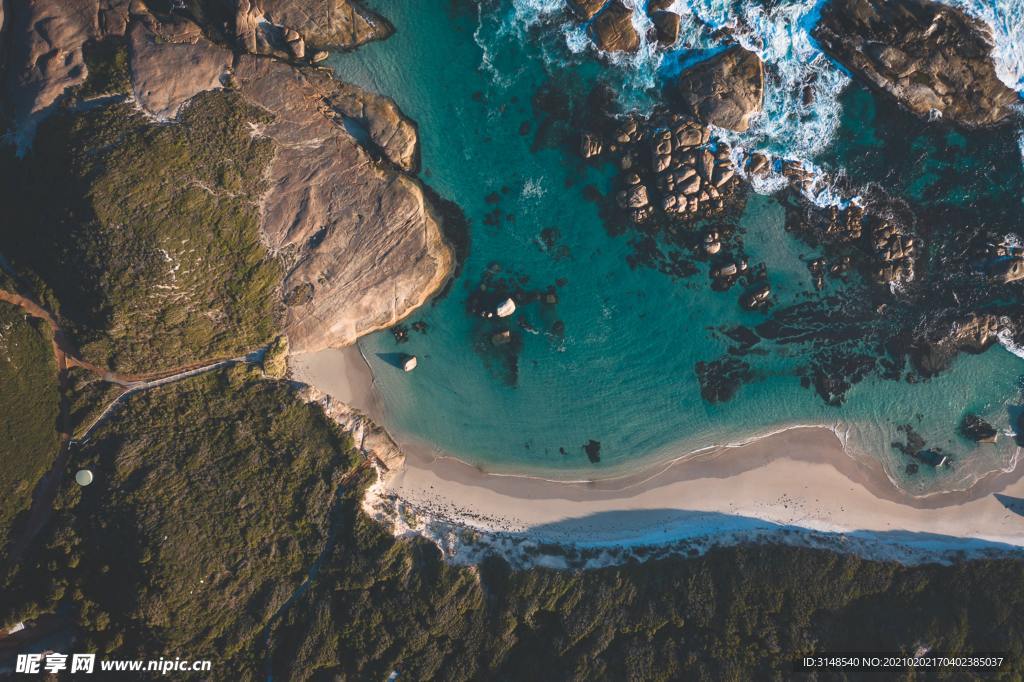 航拍海湾山崖风景