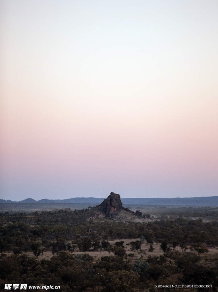 黄昏夜幕下的森林小山丘