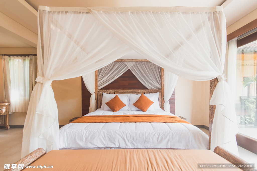 白色 蚊帐 净 棕色 木 床架