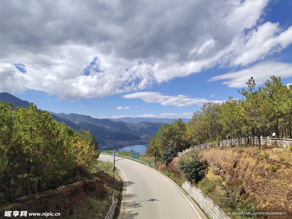 云南 泸沽湖 路上 风景