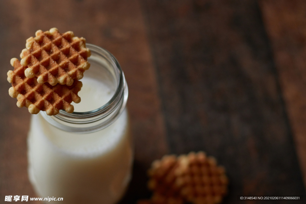 牛奶饼干美食