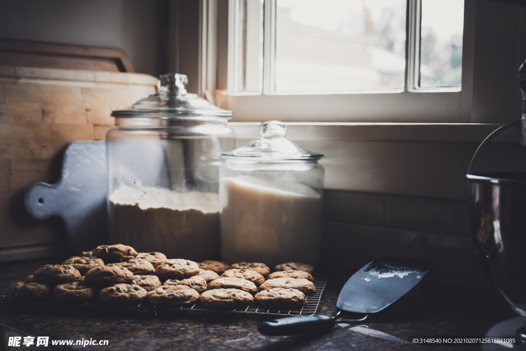 厨房 菜板 玻璃罐 曲奇饼
