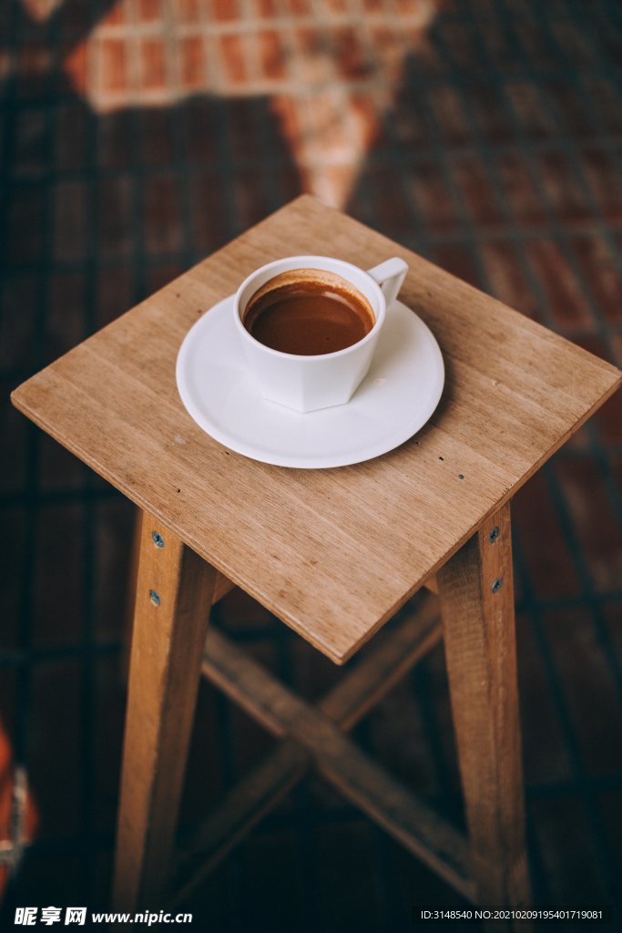 凳子上的咖啡