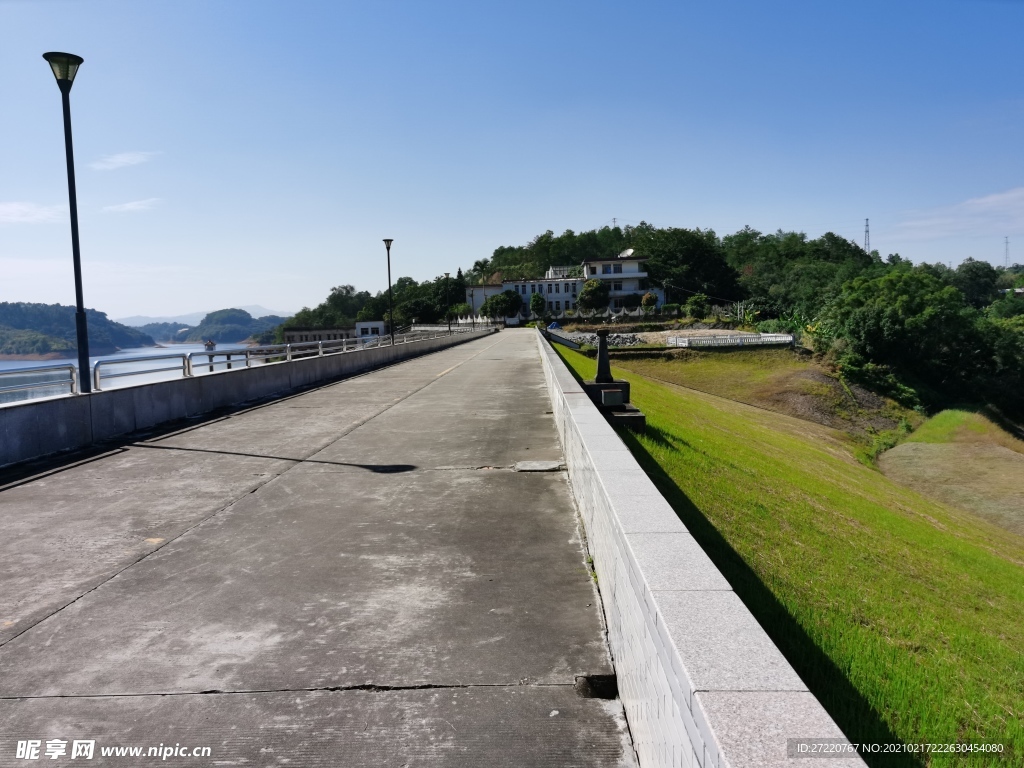 益塘水库大坝上的风景