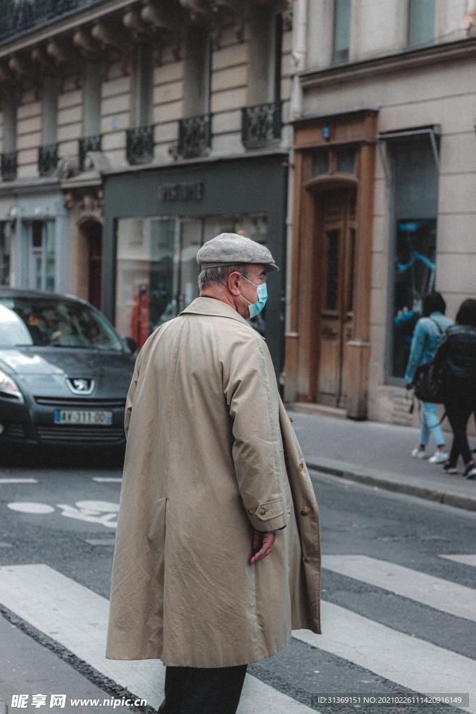 过马路的老者