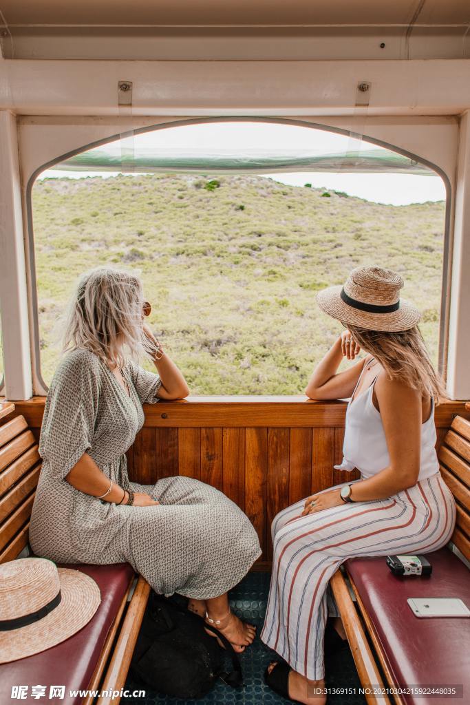 坐车的女性好朋友