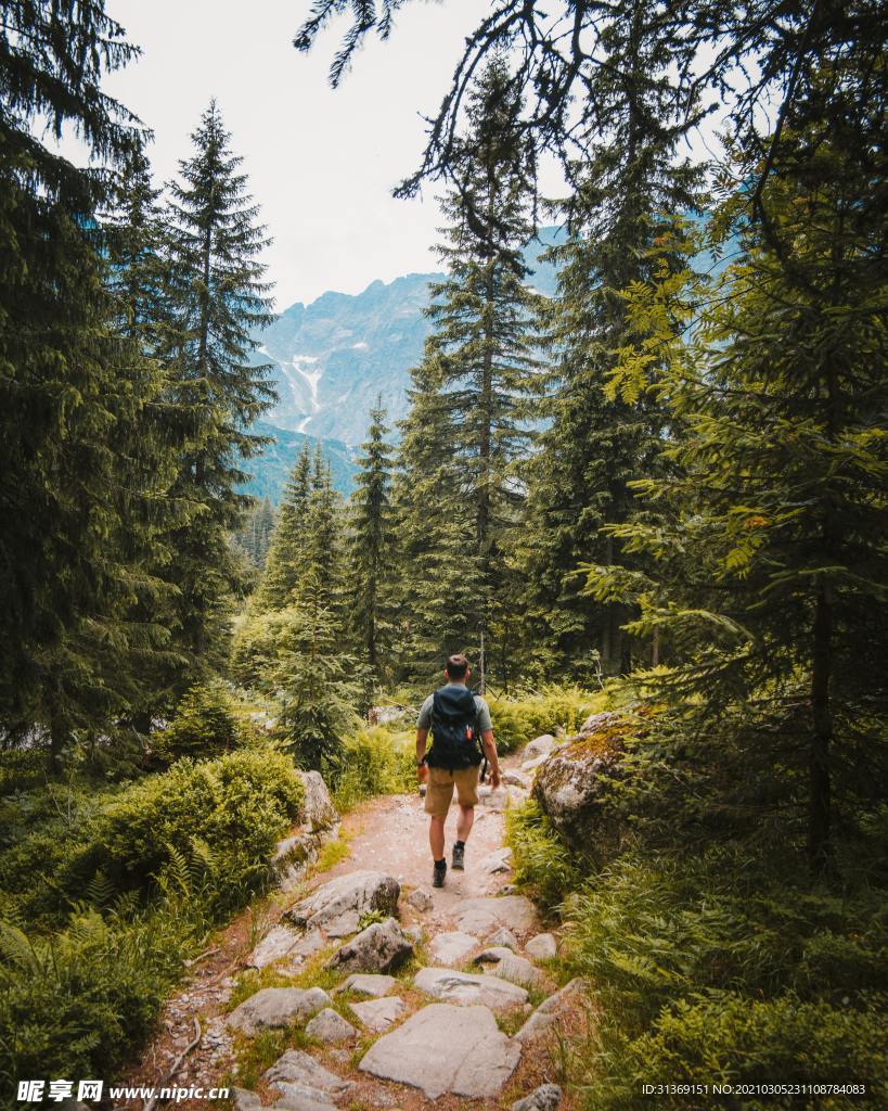 背包旅行的少年