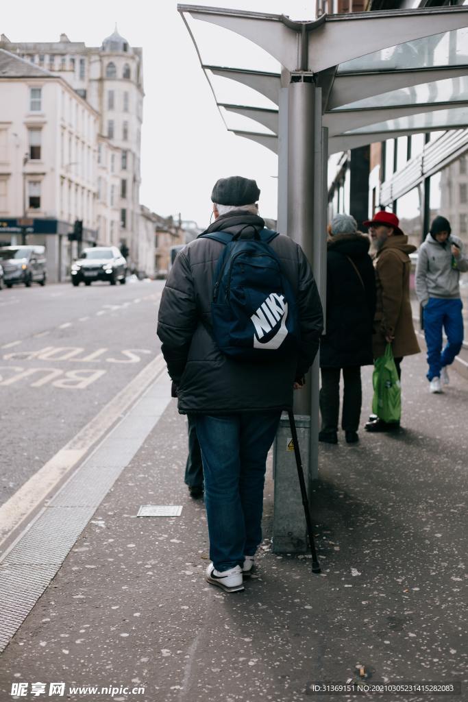 公交车站台的乘客
