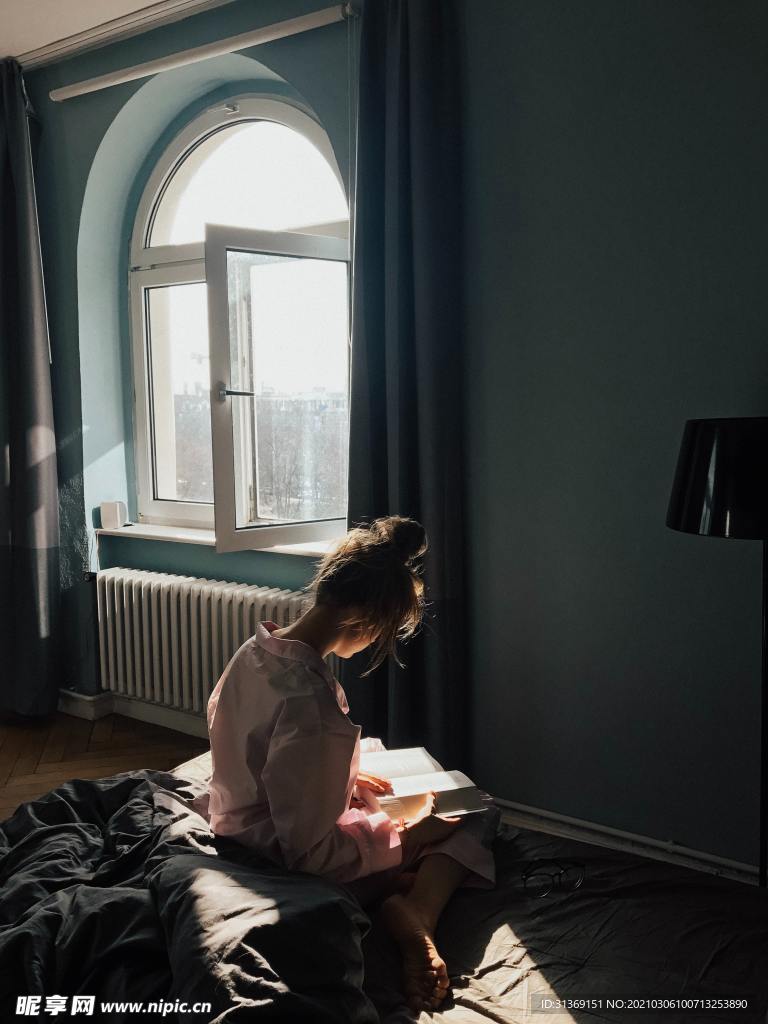 室内看书的女孩