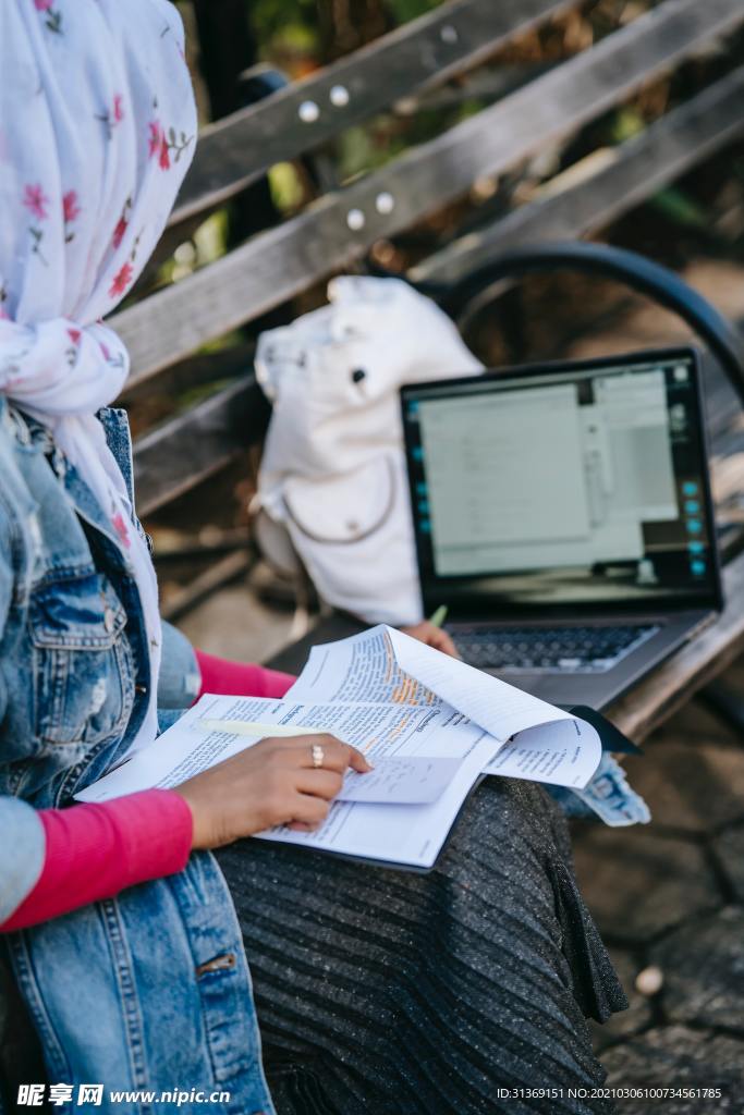 户外办公的女性