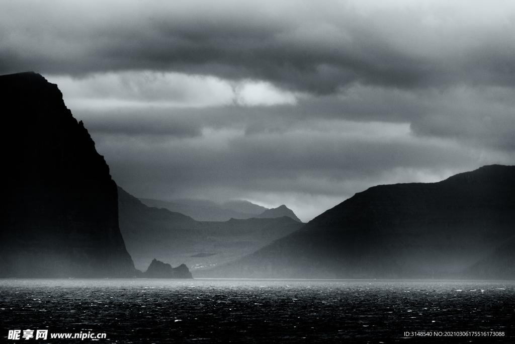 黑白山水远景图