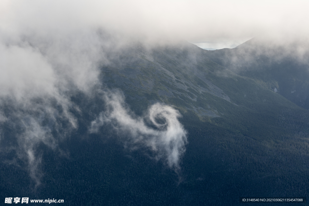 大山云层远景图