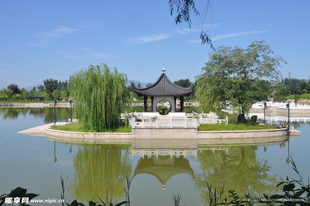 北京某公园湖中小岛景观
