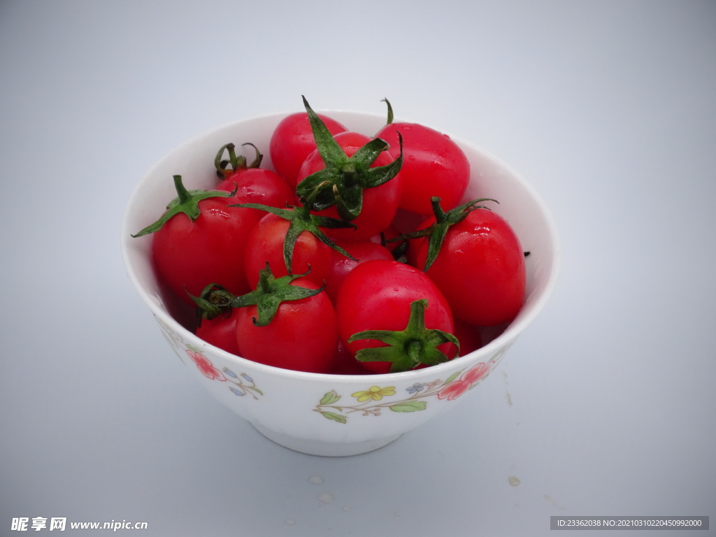 一碗新鲜草莓