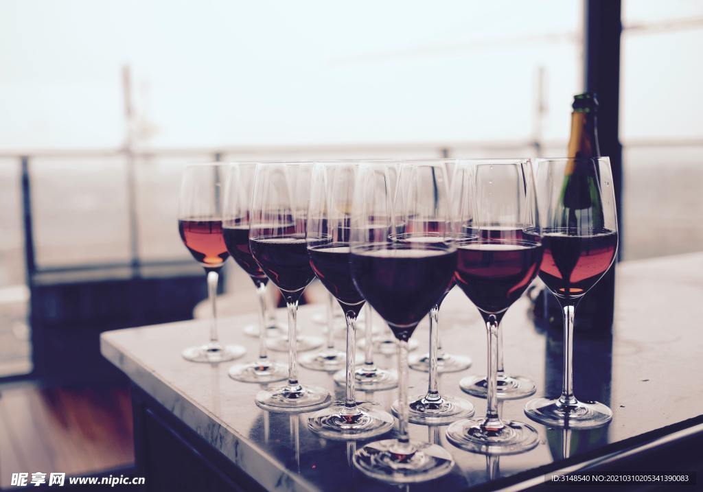 吧台红酒酒杯