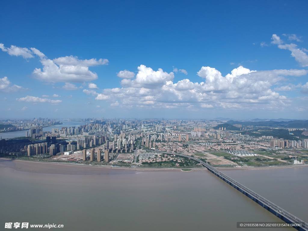 航拍钱塘江江边跨江大桥鸟瞰
