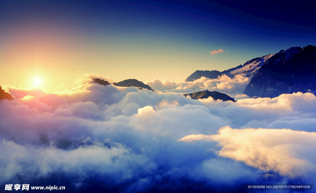 山峰云海日出