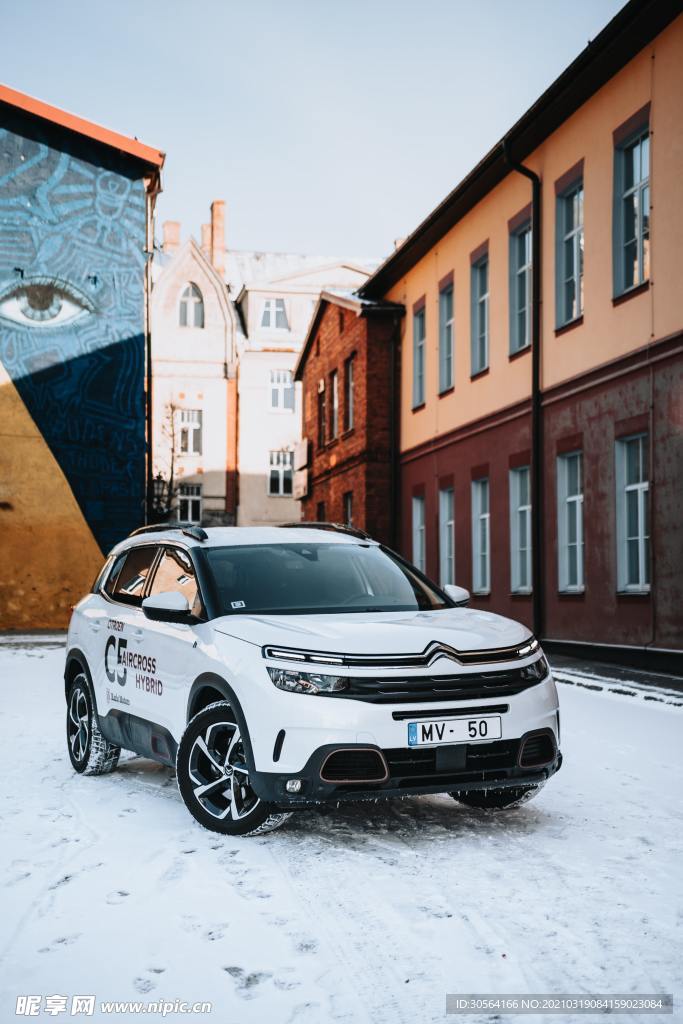 冬季雪地轿车背景素材