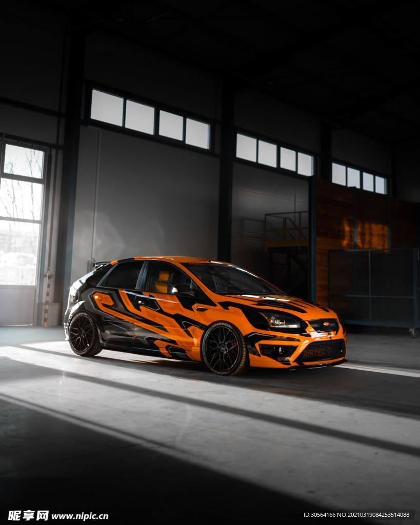 轿车轿跑改装车仓库背景素材