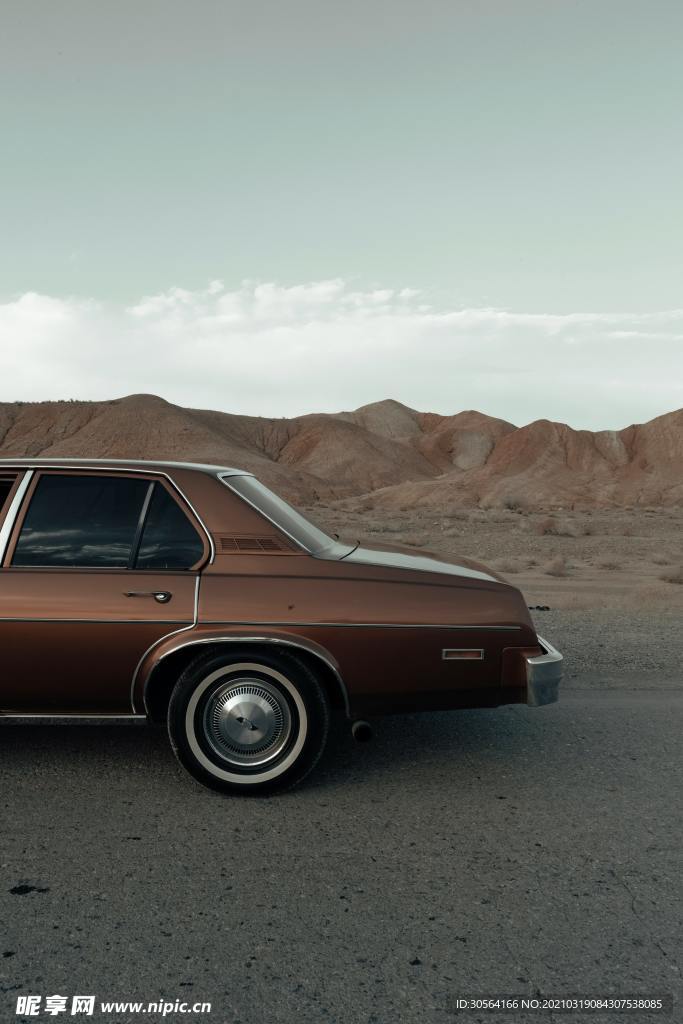 轿车尾部街道户外背景素材