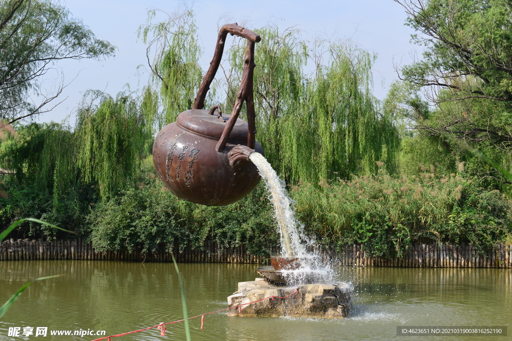 北京某度假村内悬空天壶雕塑