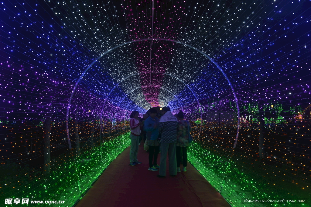 室外灯光节作品星光隧道