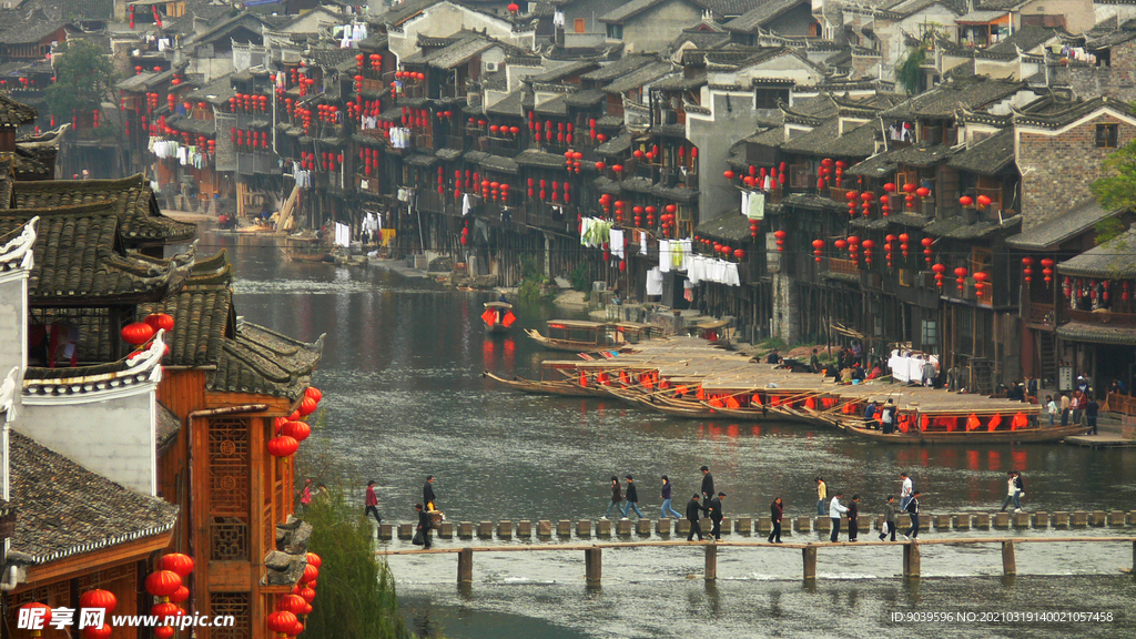 凤凰古城沿河灯笼