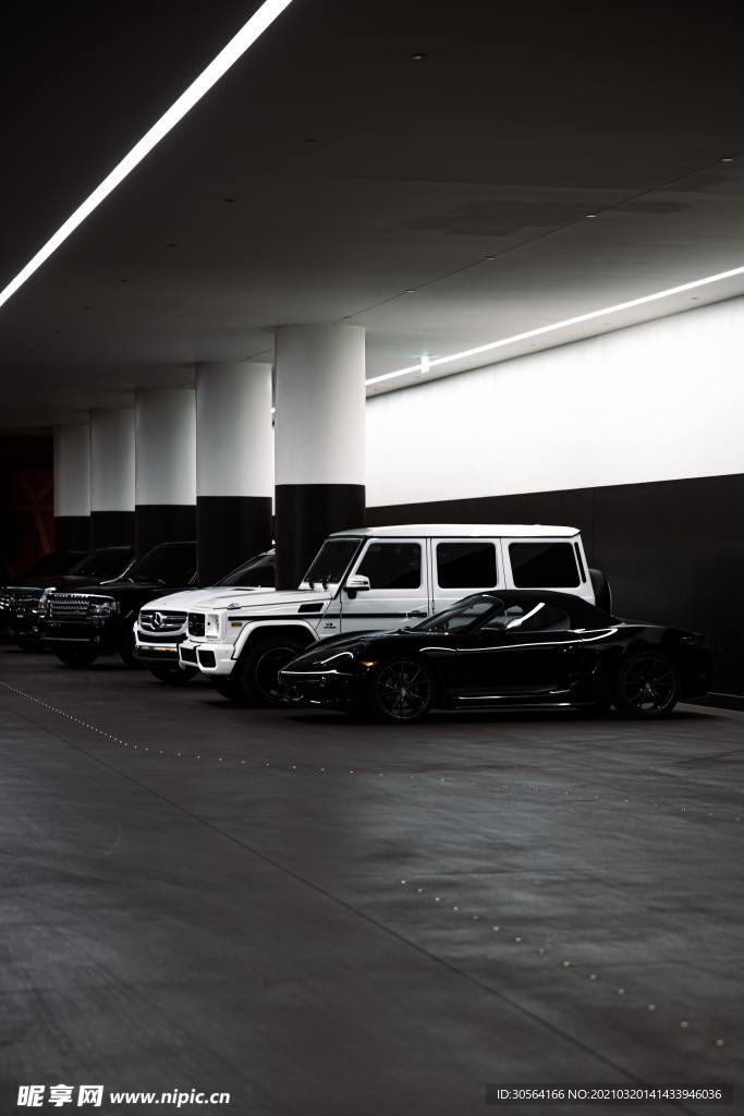 停车场轿车黑白复古背景素材