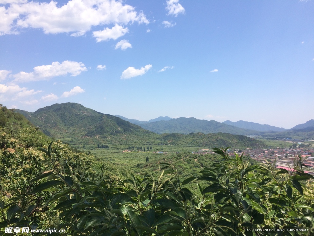 蓝天白云青山图