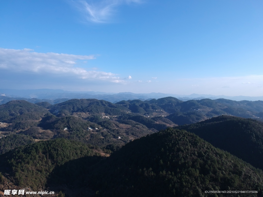 航拍大山河流湿地