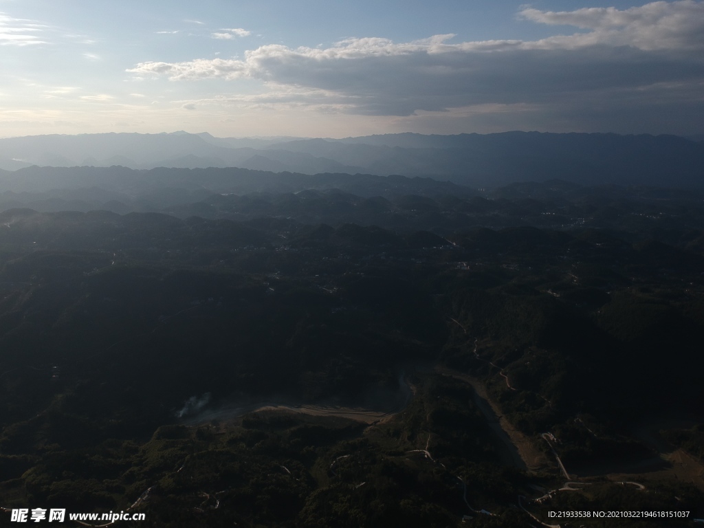 航拍大山河流湿地