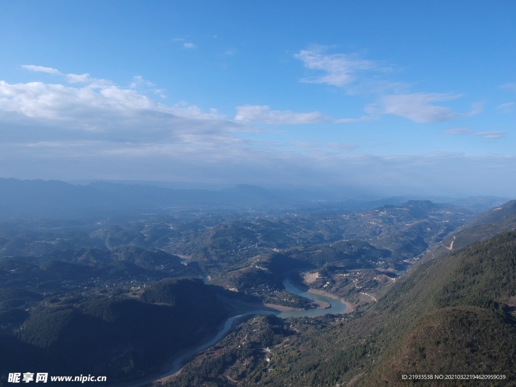 航拍大山河流湿地
