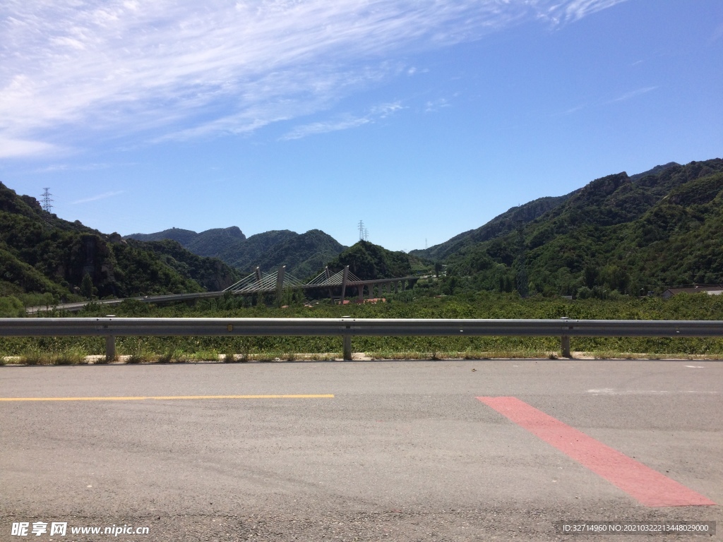 蓝天白云青山道路