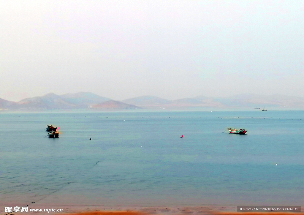 海里远处的渔船