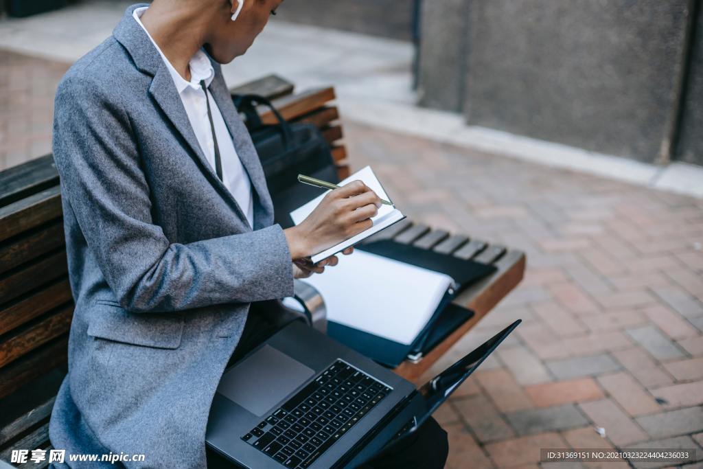 做在长凳工作者