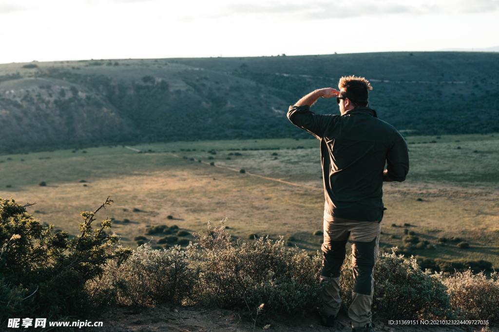 看风景的男性
