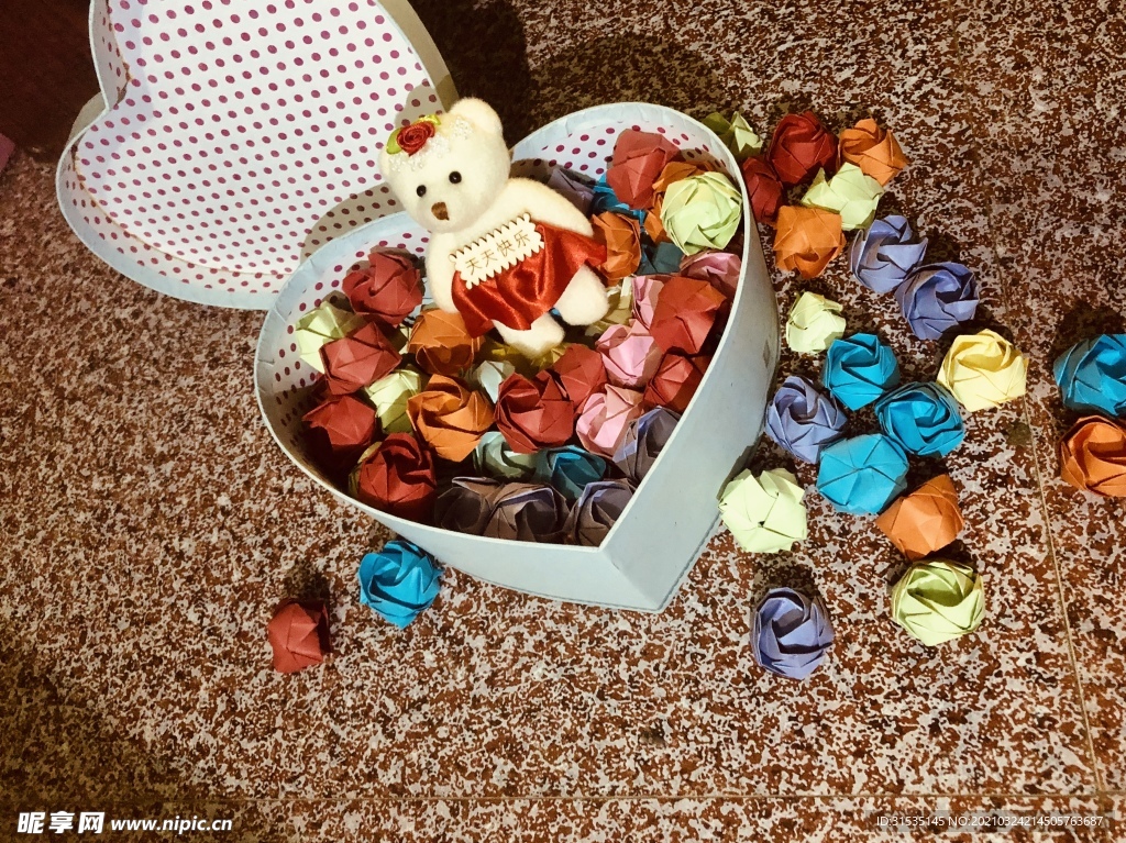 生日礼物玫瑰花折纸与小熊