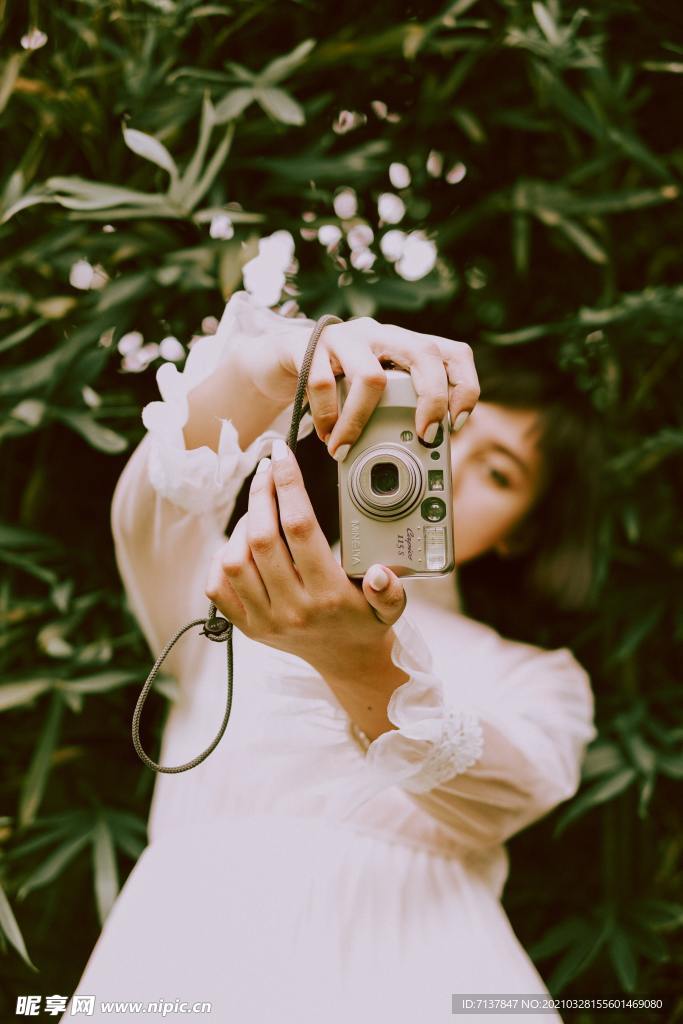 摄影师拍摄复古照片