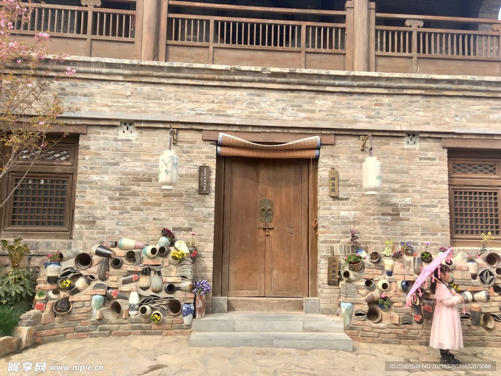 复古建筑瓦罐造景和粉色汉服女孩