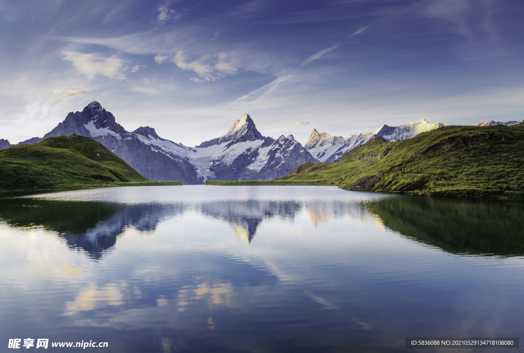 倒影在湖面上的远处雪山