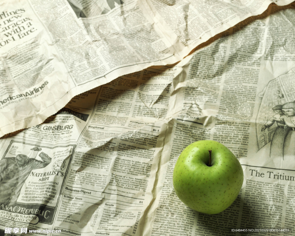 报纸上的下方的青苹果