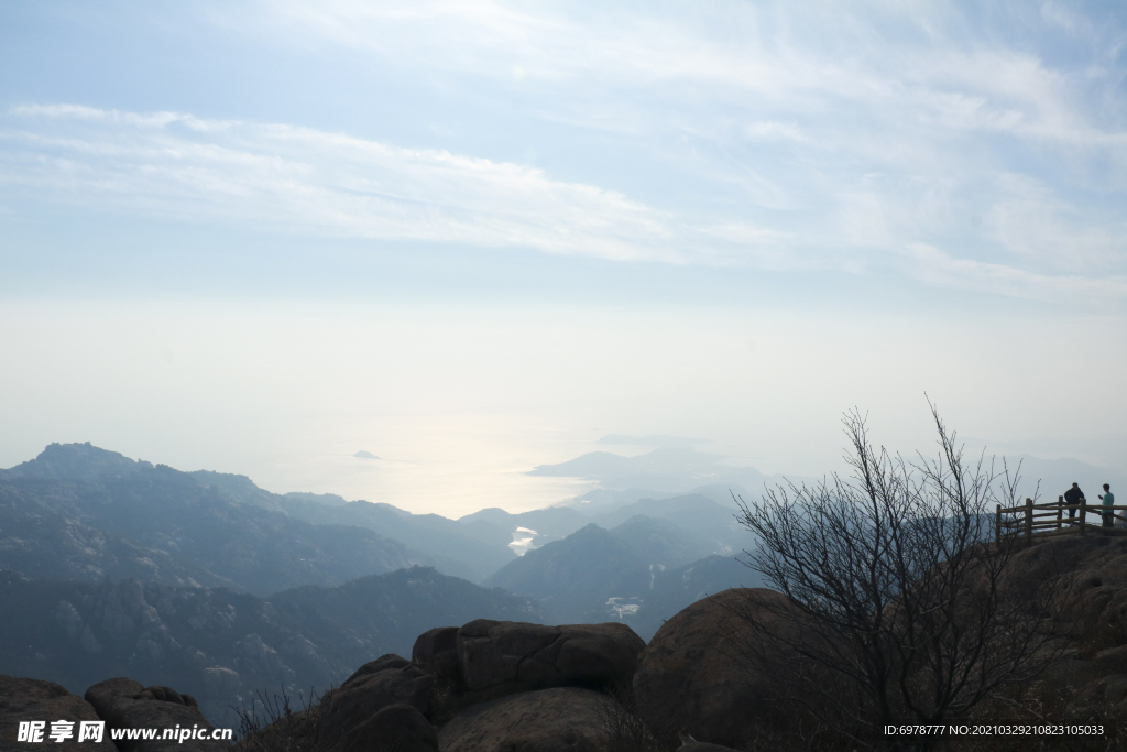 山峰天空