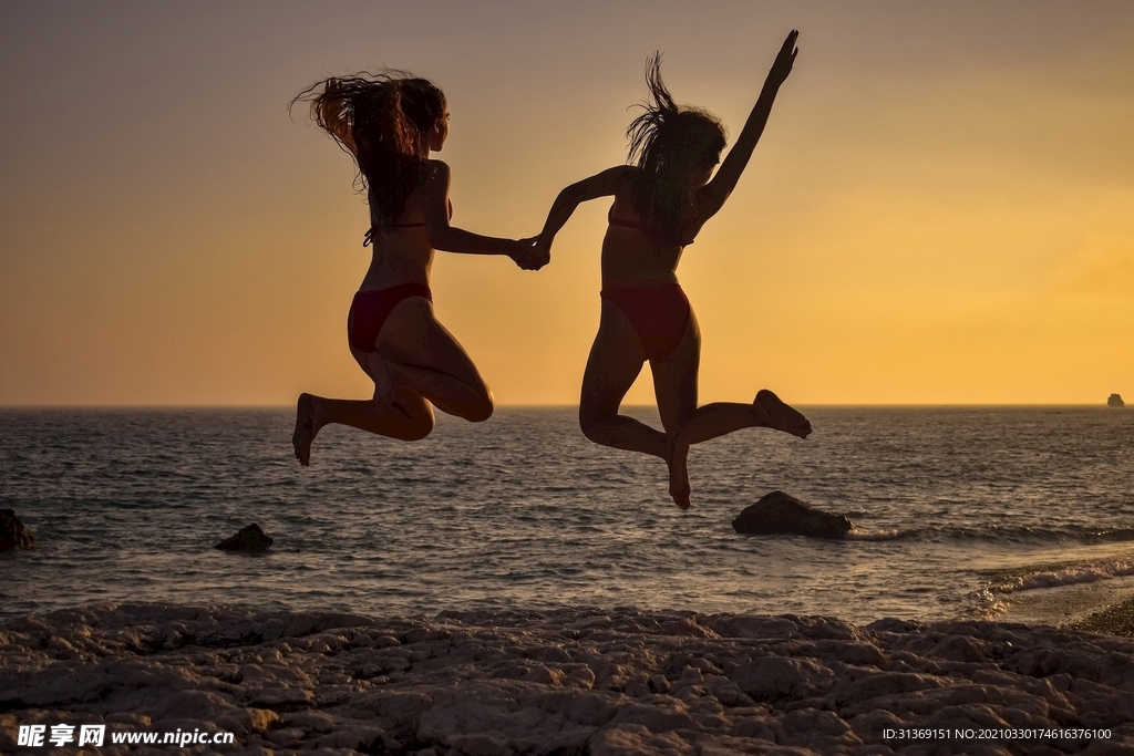 海边跳跃的女性好友
