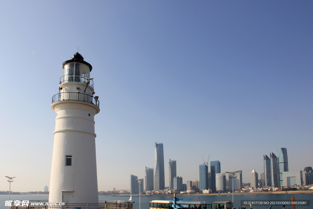 海滨城市旅游风光青岛灯塔