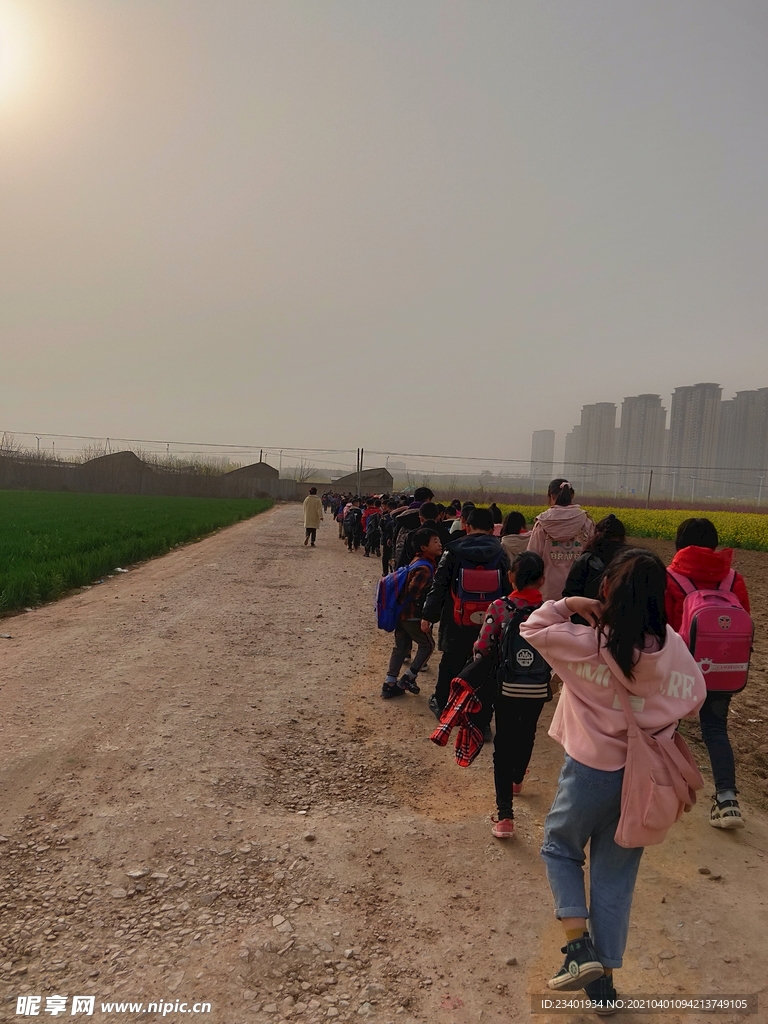 夕阳下农村小学放学的孩子们