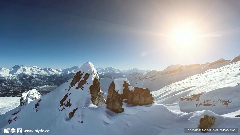 日光照耀雪山山顶